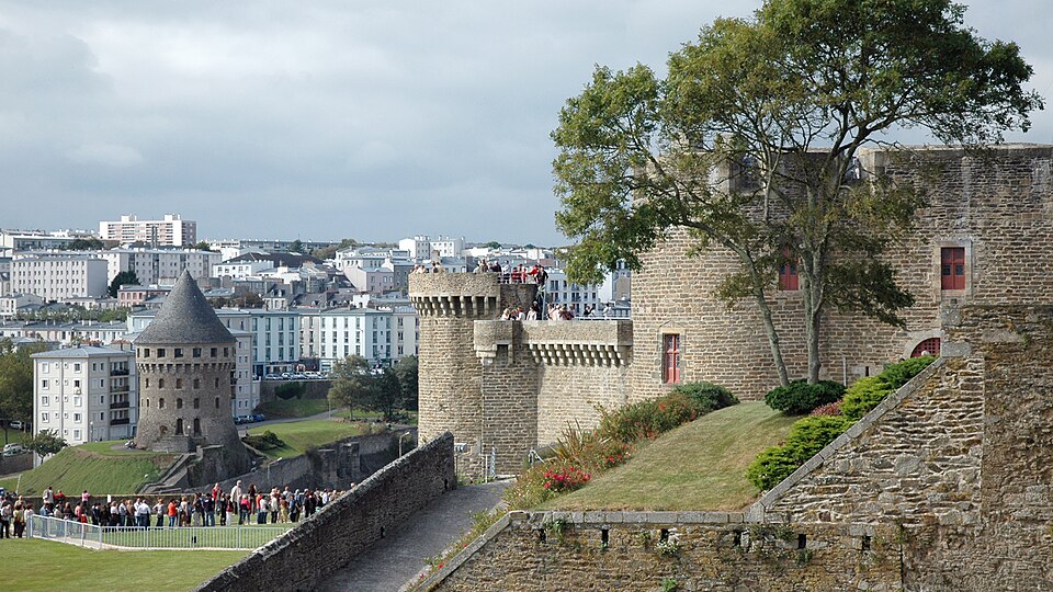 Fichier:Le donjon du château de Brest, France (21-09-2007).jpg