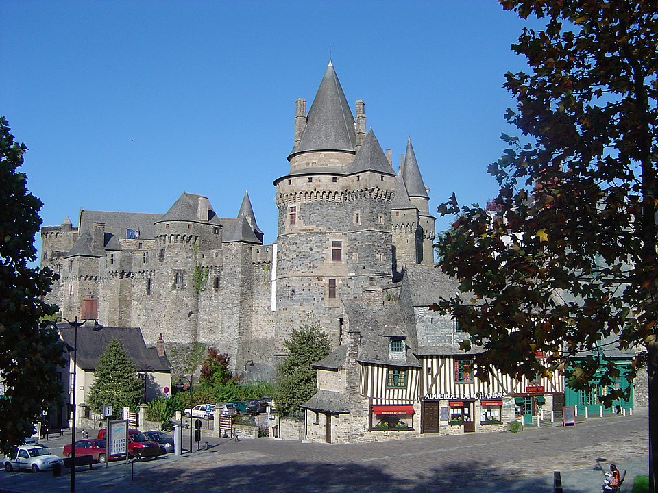 Fichier:Château de Vitré Place St-Yves.JPG